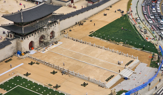 지난 13일 서울 종로구 광화문 월대 복원 공사 현장에서 관계자들이 마지막 정리 작업을 하고 있다. 문화재청은 오는 15일 오후 광화문 월대 복원과 광화문 현판 복원 교체를 알리는 기념식을 개최할 예정이다. 월대는 경복궁의 정전인 근정전, 종묘 정전 등에서 볼 수 있는 넓은 대를 뜻한다. 광화문 앞 월대는 국가적으로 중요한 행사가 있을 때 임금과 백성이 만나 소통하는 장소였으리라 추정되나, 일제강점기를 거치며 사라졌다.연합뉴스